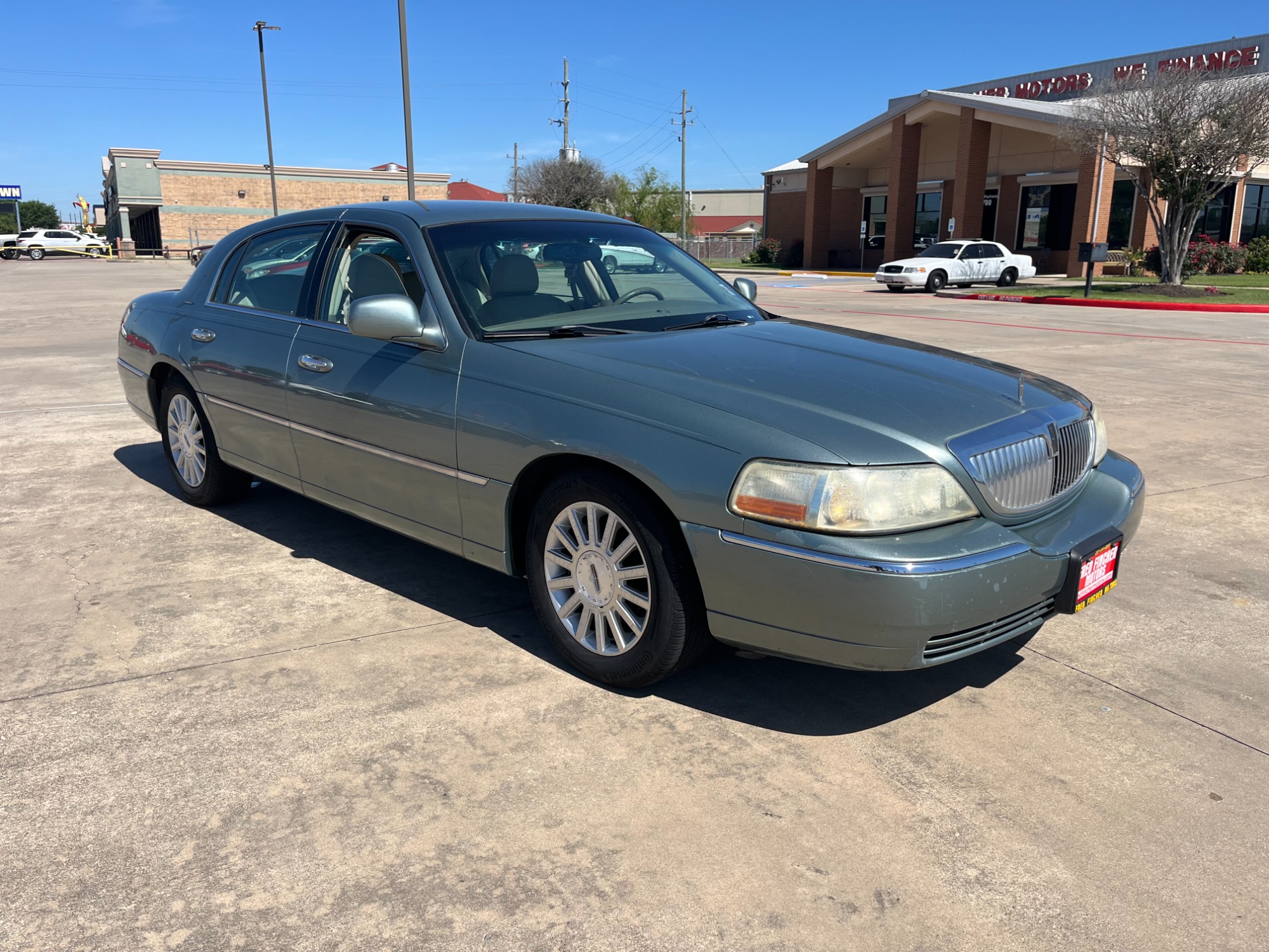photo of 2004 Lincoln Town Car Signature
